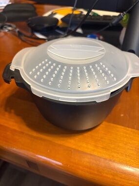 Pampered Chef Black Bowl with Frosted White Vented Lid 4 cups